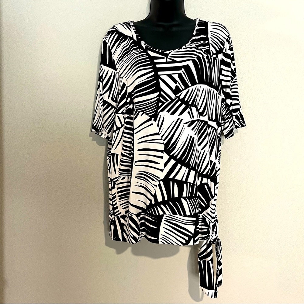 Chico’s Black and White Tropical Leaf Print Top 2 / L